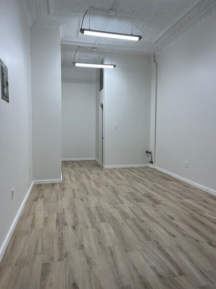 More Photos Of 1434 Astoria Blvd, Astoria Storefront Retail Residential For Lease