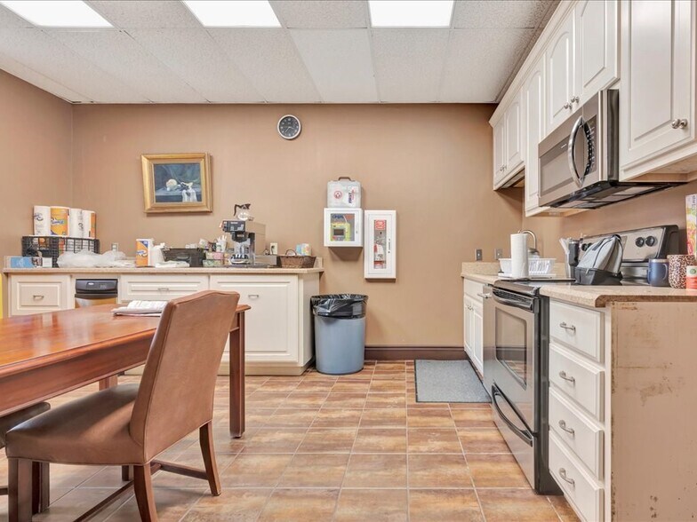 More Photos Of 204 E Burke Ave, Lufkin Office For Sale