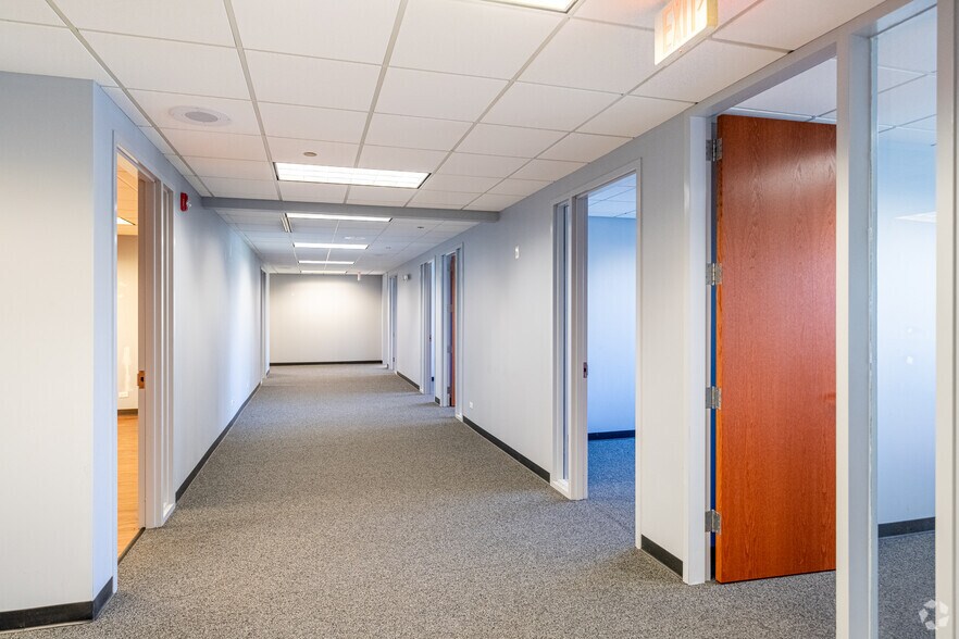 More Photos Of 387 Shuman Blvd, Naperville Medical For Lease