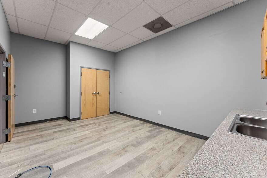More Photos Of 3917 Old Flowery Branch Rd, Oakwood Flex For Lease