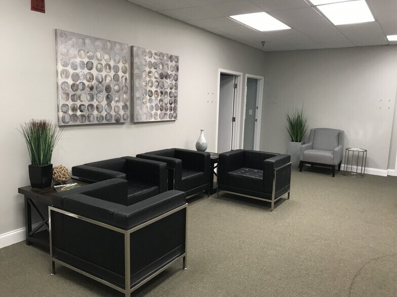 More Photos Of 400 Main St, Hilton Head Office For Lease