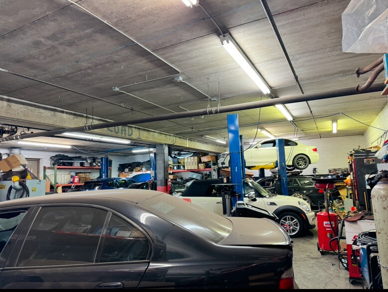 More Photos Of 1321 NW 17th Ave, Portland Service For Sale