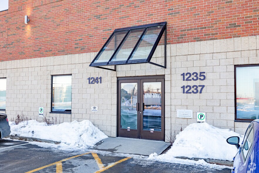 More Photos Of 1233-1241 Dagenais O O, Laval Manufacturing For Lease