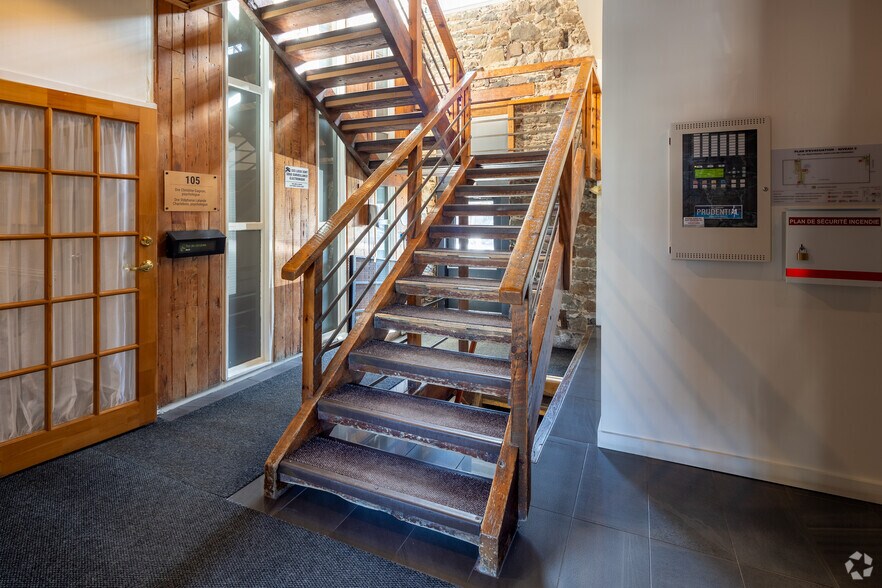 More Photos Of 32 Rue Saint-Charles, Longueuil Office For Lease