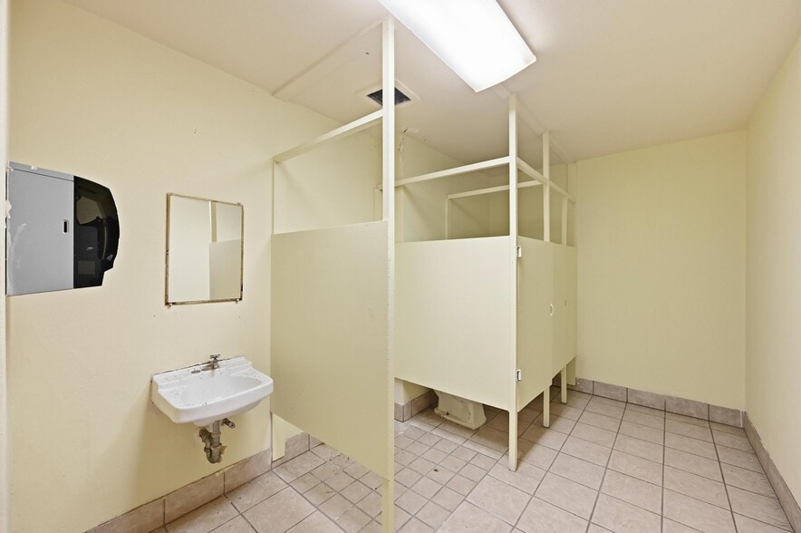 More Photos Of 1519 Circle Park Blvd, Fort Worth Religious Facility For Sale