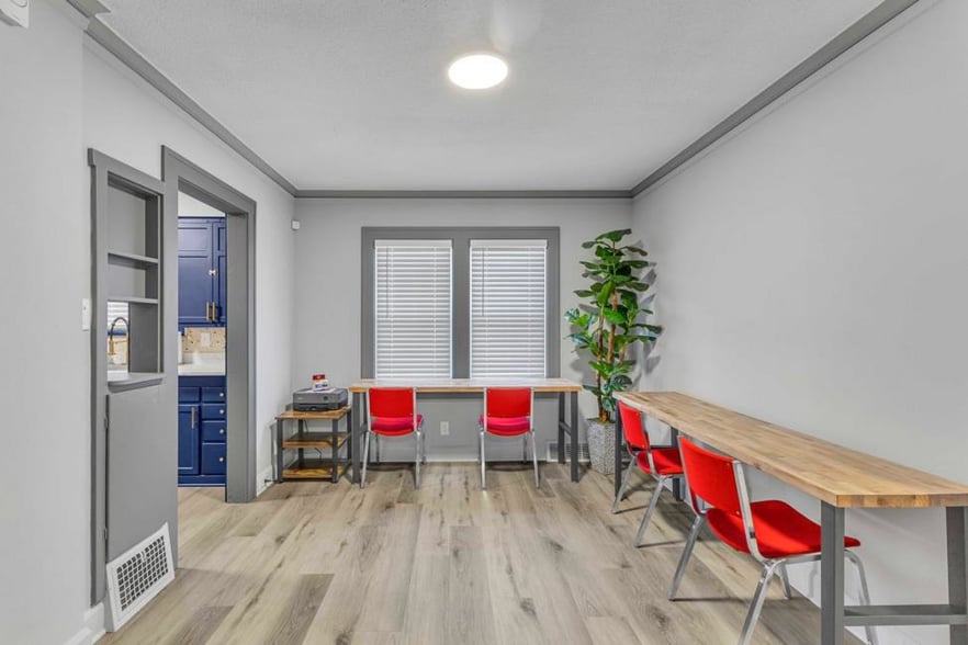 More Photos Of 18515-18519 Underwood Ave, Cleveland Office For Lease