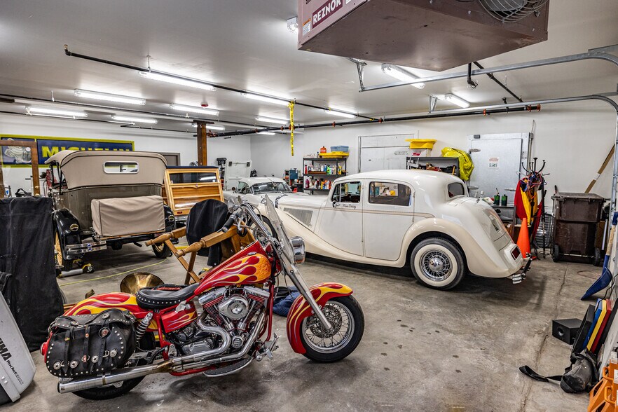 More Photos Of 121 Honeysuckle St, Bellevue Warehouse For Sale