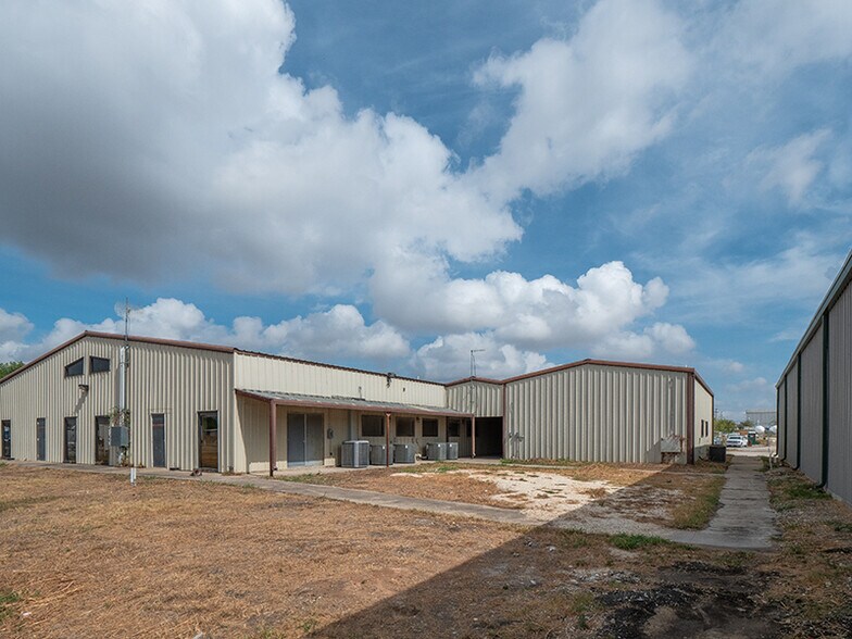 More Photos Of 108 McNutt Rd, Hutto Warehouse For Lease