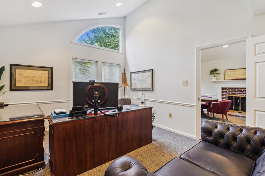More Photos Of 10520 Warwick Ave, Fairfax Medical For Sale