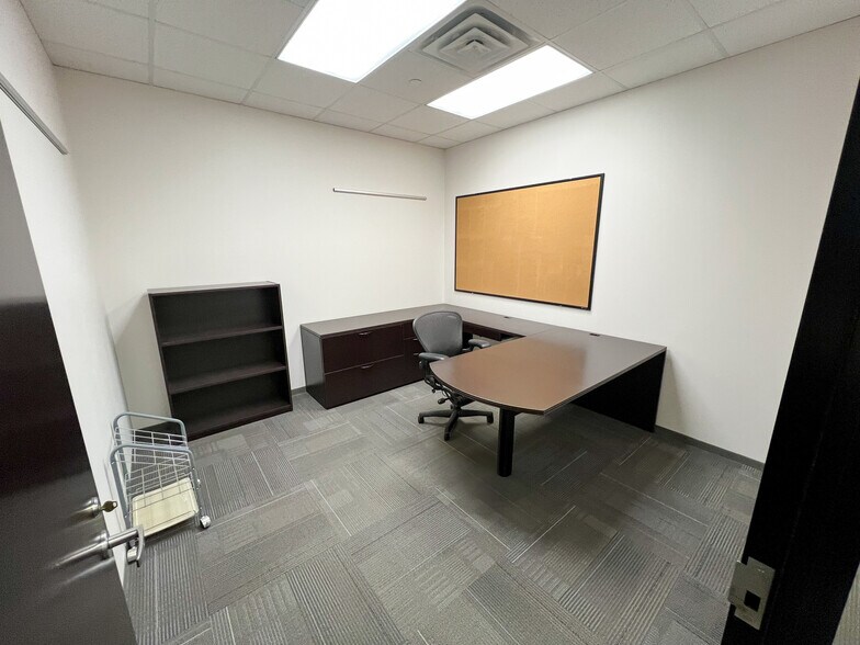 More Photos Of 303 Veterans Airpark Ln, Midland Office For Lease