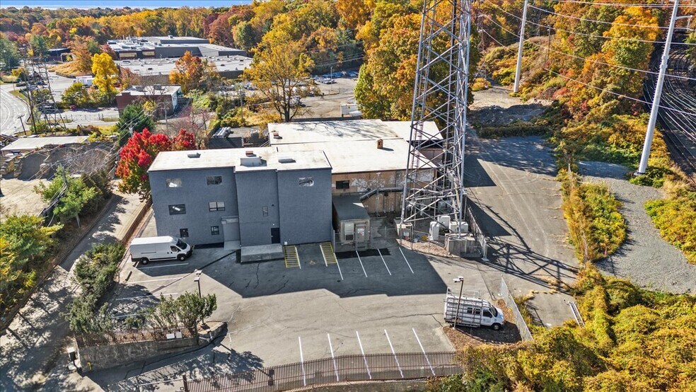 More Photos Of 50 Rockland Rd, Norwalk Warehouse For Lease