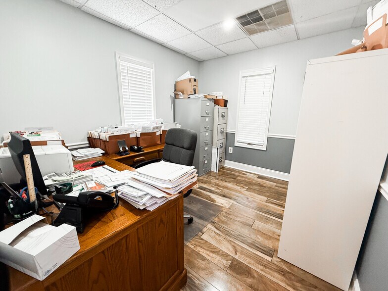 More Photos Of 146 S Lakeview Dr, Gibbsboro Office For Sale