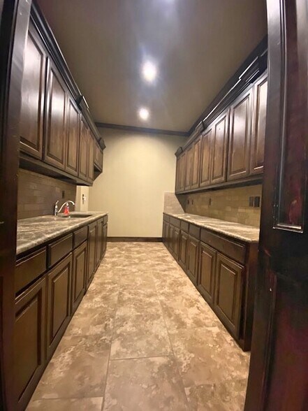 More Photos Of 9125 Belshire Dr, North Richland Hills Office For Lease