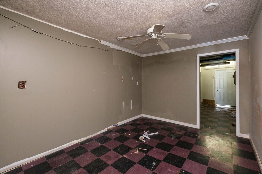 More Photos Of 30 S Main St, Harrisonburg General Retail For Sale