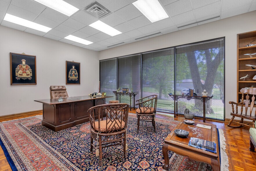 More Photos Of 400 W Houston St, Marshall Office For Sale