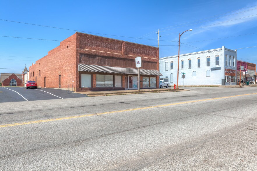 More Photos Of 204 S Broadway, Coweta Office For Sale