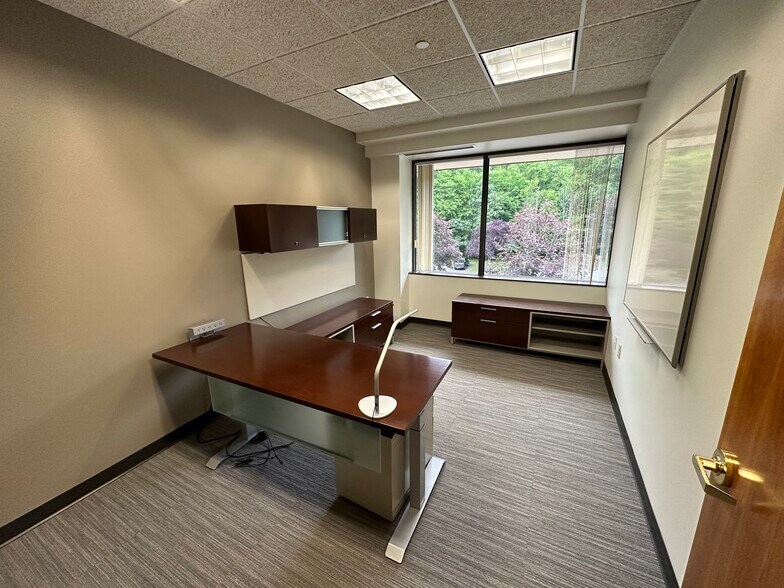 More Photos Of 10 Waterside Dr, Farmington Office For Lease