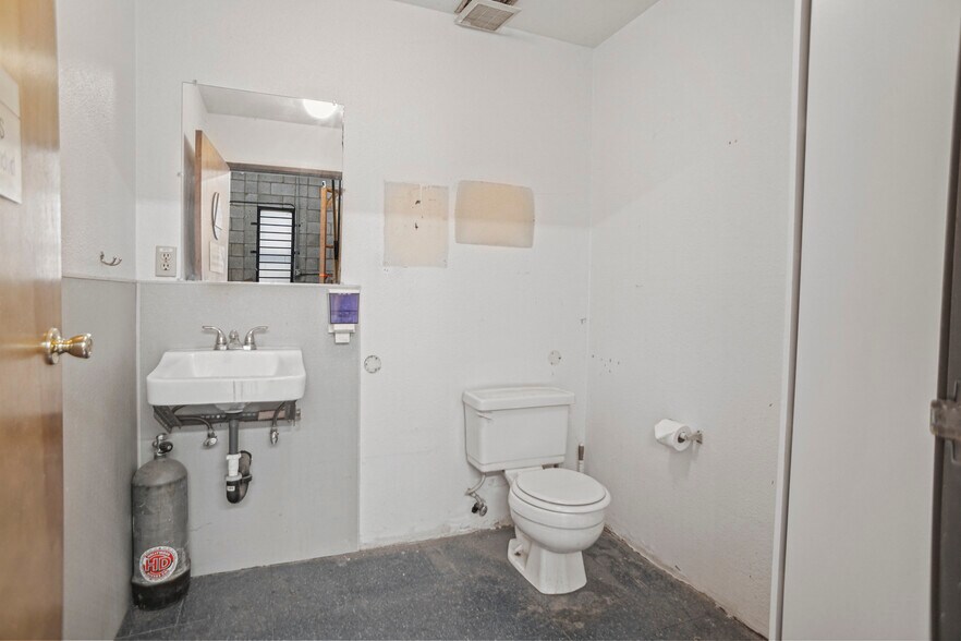 More Photos Of 12734 Branford St, Pacoima Warehouse For Lease