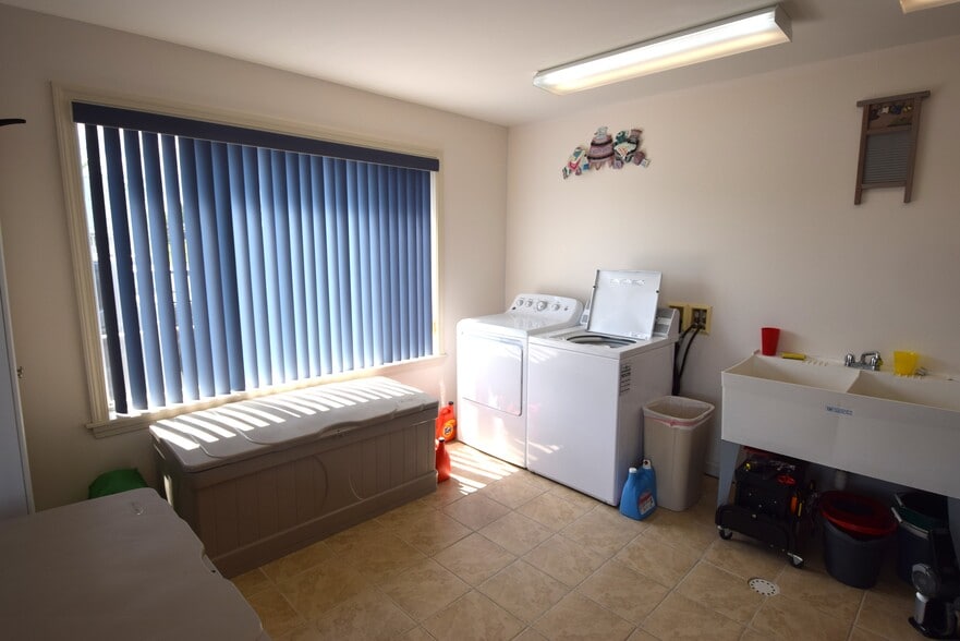 More Photos Of 109 Sinclair Rd, Sinclair Sports And Entertainment For Sale