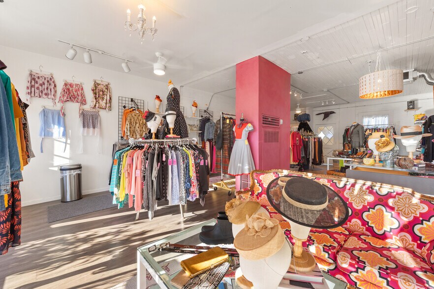 More Photos Of 17411 Vashon Hwy SW, Vashon Freestanding For Sale