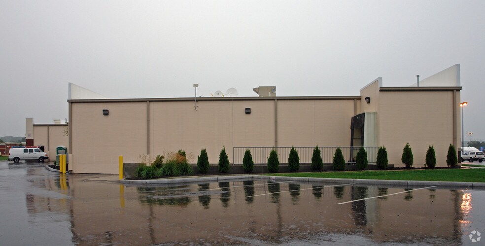 More Photos Of 589-595 Ring Rd, Harrison Storefront For Lease