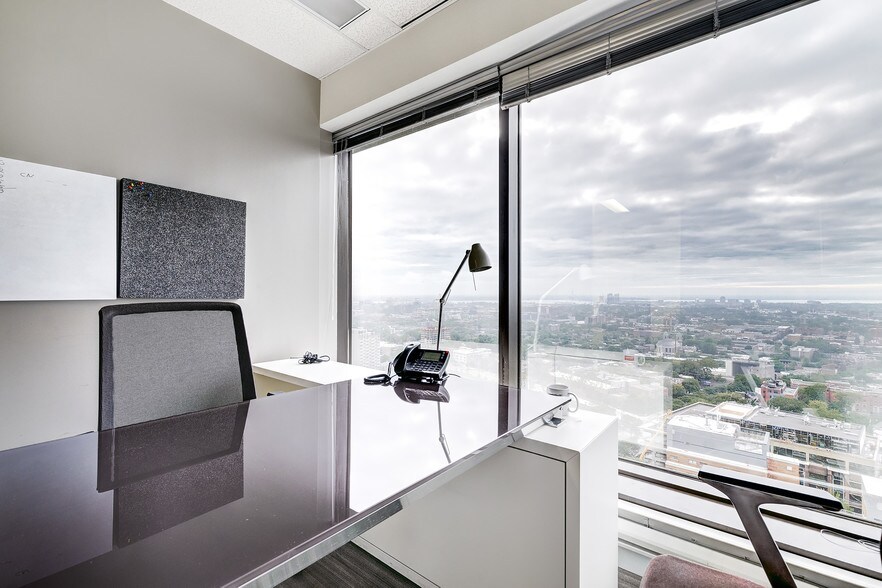 More Photos Of 3500 Boul de Maisonneuve O, Westmount Office Residential For Lease