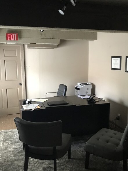 More Photos Of 122 Green Bay Rd, Thiensville Office For Lease