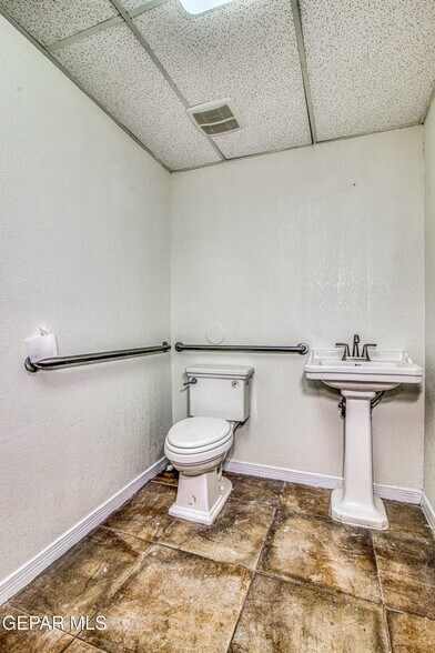 More Photos Of 550 S Mesa Hills Dr, El Paso Medical For Lease