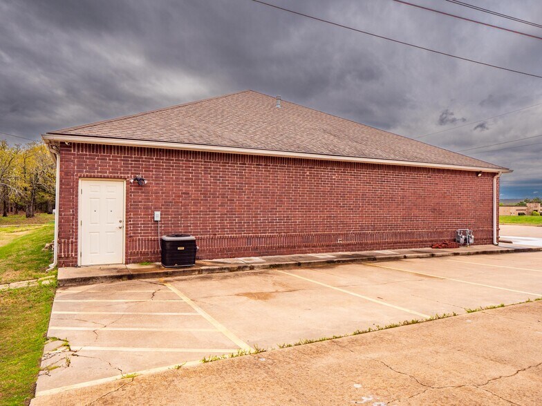 More Photos Of 1501 E Wade Watts Ave, Mcalester Office For Lease