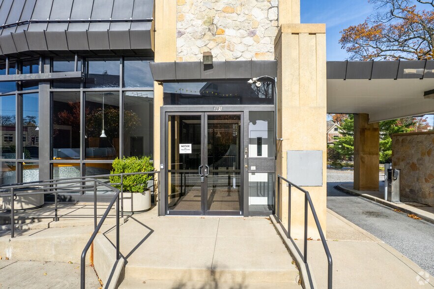More Photos Of 301 W Lancaster Ave, Wayne Bank For Lease
