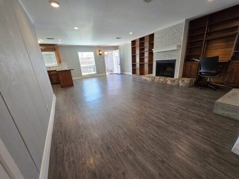 More Photos Of 406 N Carrier Pky, Grand Prairie Storefront Retail Office For Sale