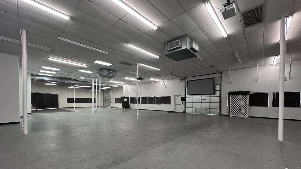 More Photos Of 10595 Westoffice Dr, Houston Light Distribution For Lease
