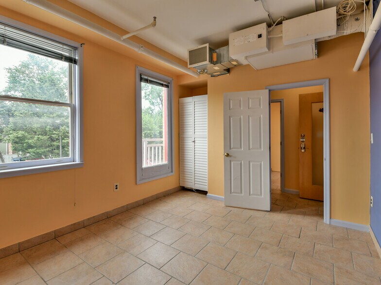 More Photos Of 2300 N Pershing Dr, Arlington Medical For Sale