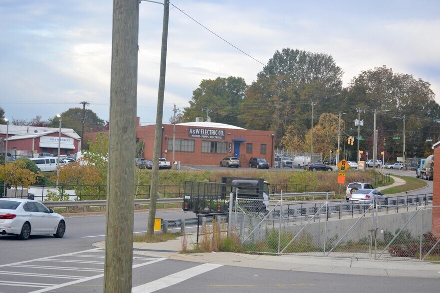 More Photos Of 127 W 28th St, Charlotte Warehouse For Lease