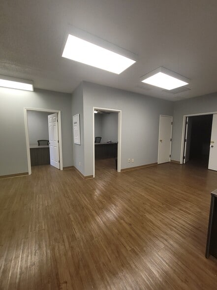 More Photos Of 215 Dalton Dr, DeSoto Office Residential For Lease