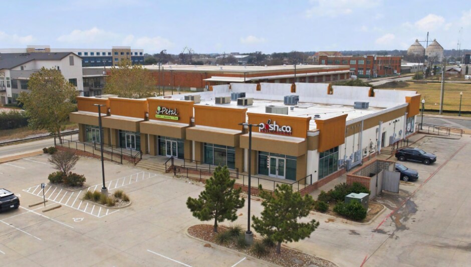 More Photos Of 315 S University Parks Dr, Waco Storefront For Lease