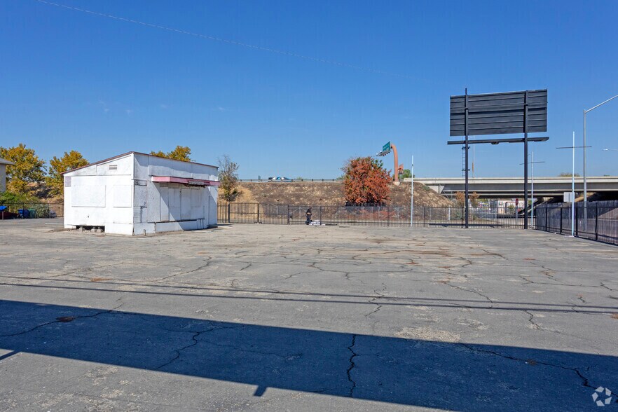 Primary Photo Of 539 N Blackstone Ave, Fresno Freestanding For Sale