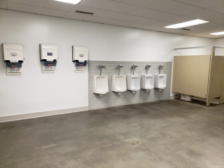 More Photos Of 7622 18th St NW, Edmonton Manufacturing For Lease