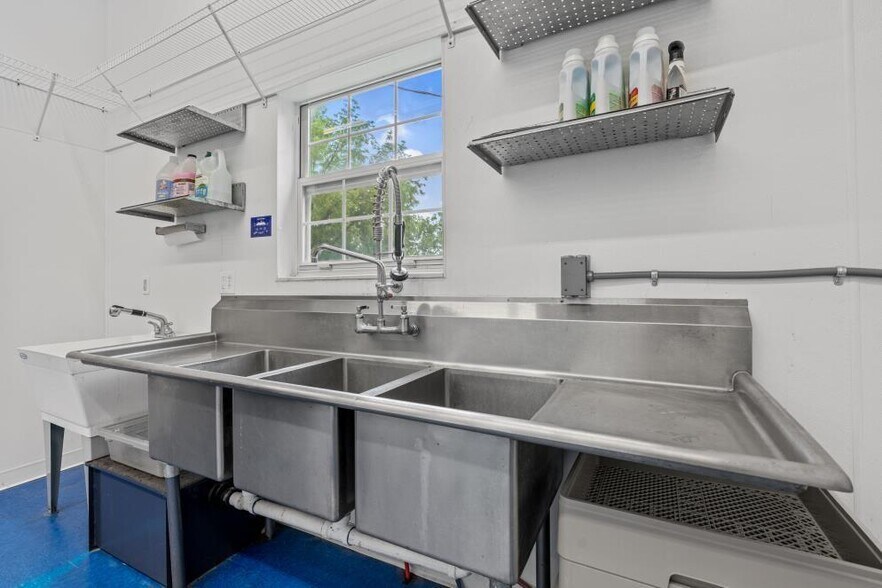 More Photos Of 505 MO-273 Highway, Tracy Freestanding For Sale