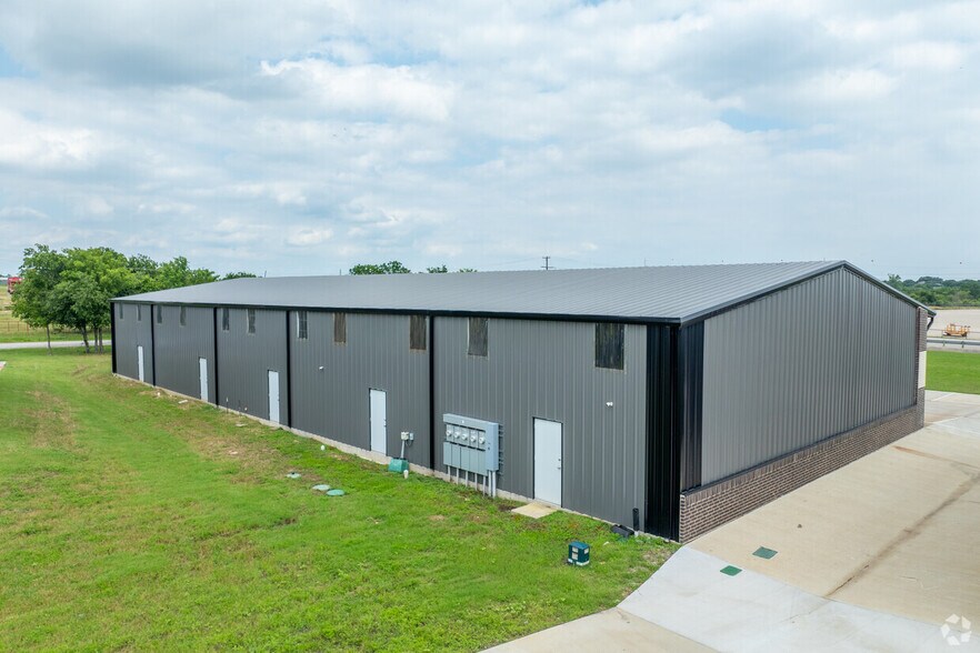 More Photos Of 4004 Williamson Rd, Crowley Warehouse For Lease