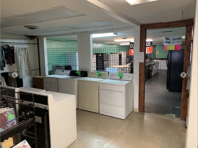 More Photos Of 25 Smith St, Fairburn Freestanding For Lease