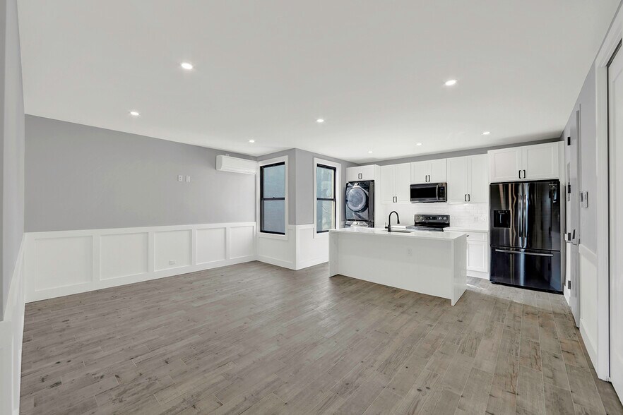 More Photos Of 31-53 Steinway St, Astoria Storefront Retail Office For Sale