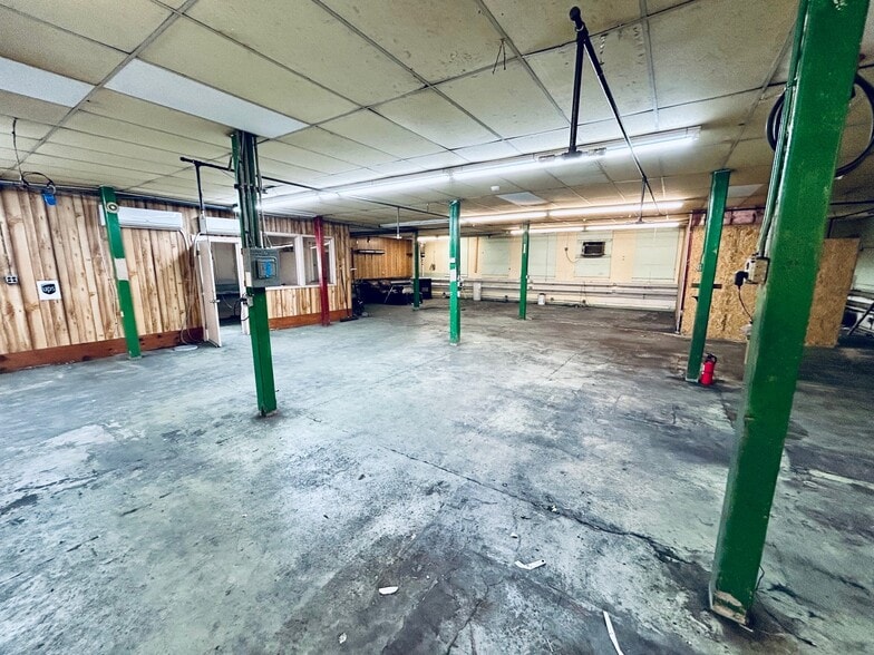 More Photos Of 1049 Tiogue Ave, Coventry Showroom For Lease