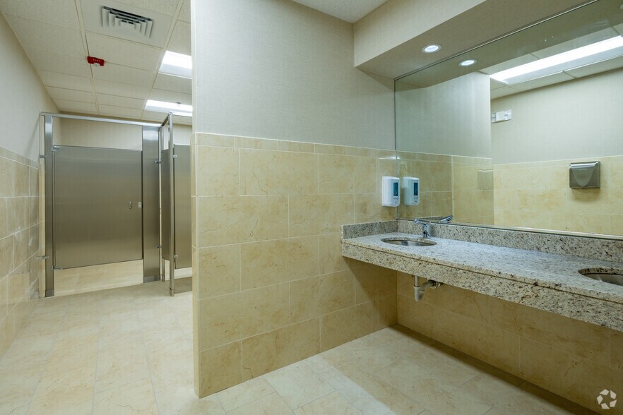 More Photos Of 900 Jorie Blvd, Oak Brook Unknown For Lease