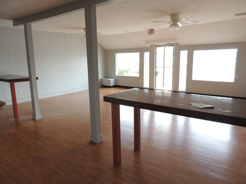 More Photos Of 1745 Midland Trl, Shelbyville Storefront Retail Office For Lease