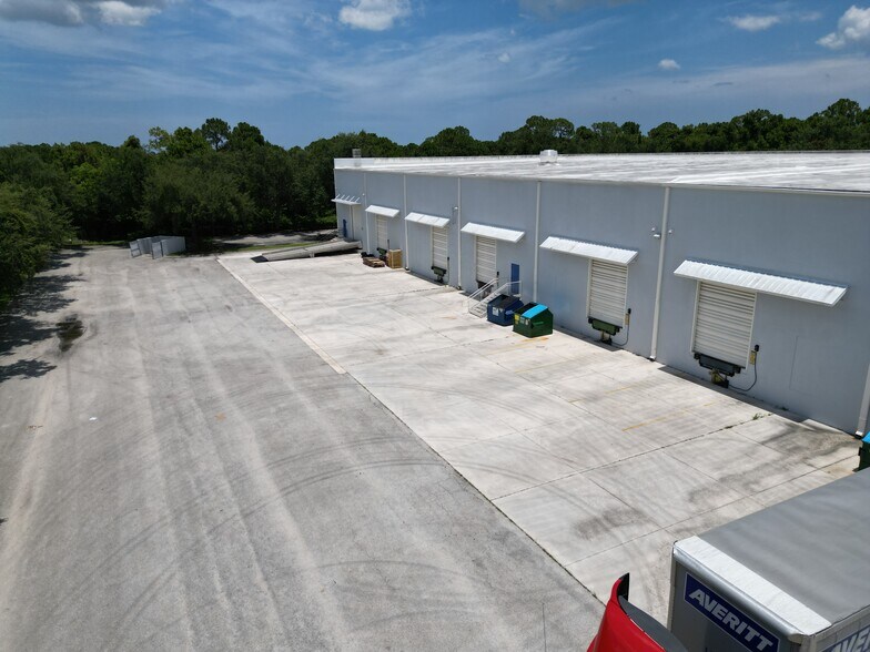 More Photos Of 671-673 NW Enterprise Dr, Port, Port Saint Lucie Manufacturing For Lease