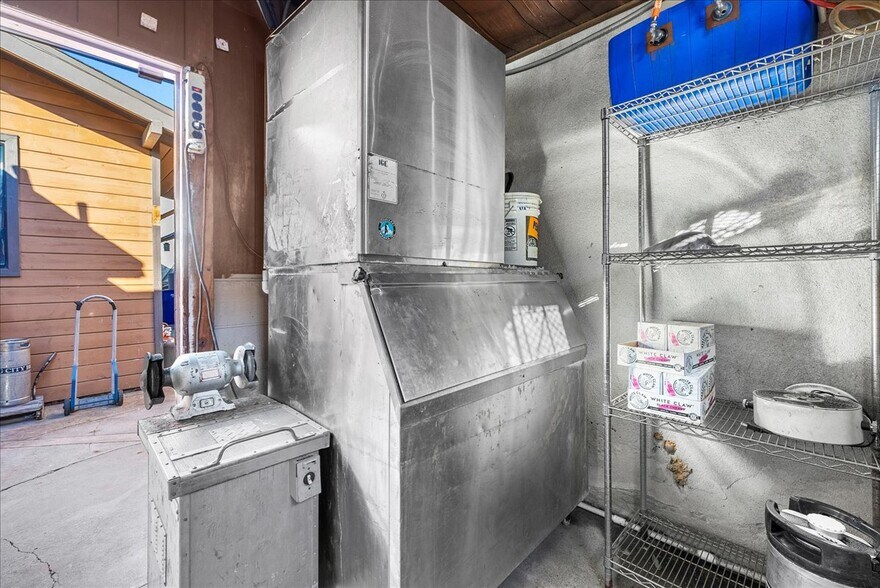 More Photos Of 2400 E 7th St, Long Beach Restaurant For Sale