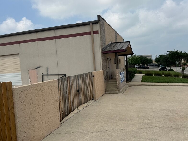 More Photos Of 16131 College Oak Dr, San Antonio Warehouse For Lease