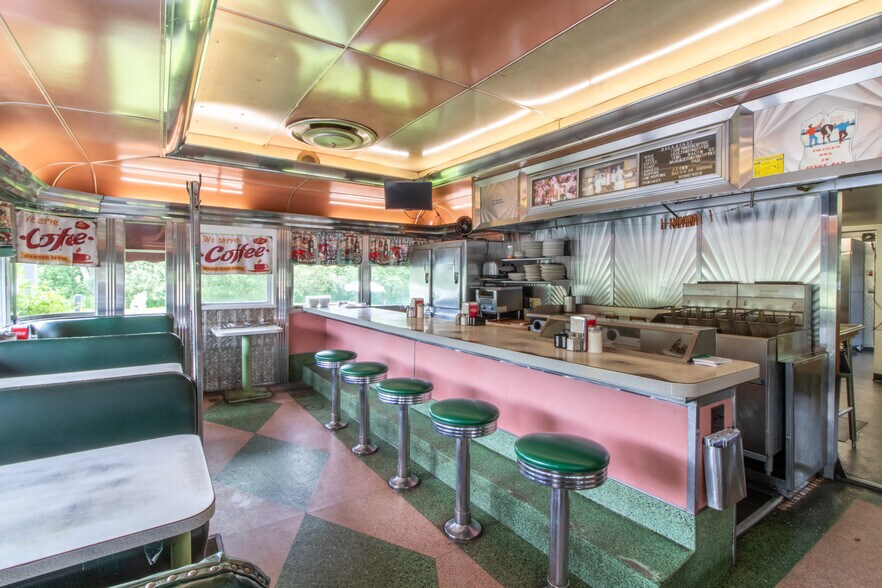 More Photos Of 585 US Route 5, Coventry Specialty For Sale