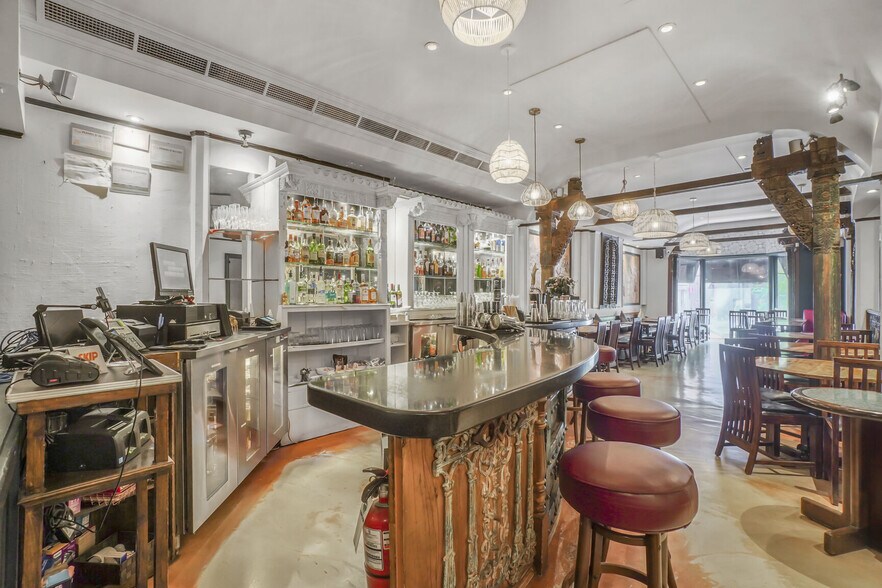 More Photos Of 1450 Rue Crescent, Montréal Restaurant For Lease